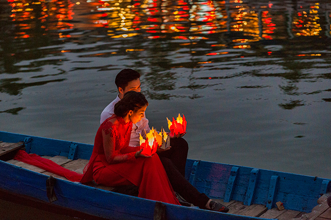 So romantic - you get some candles from the girls that sell them and a boat for a few minutes to take a few pictures. And than back to shopping or not shopping again!